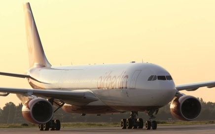 A330-200 da companhia airberlin em manobras na pista