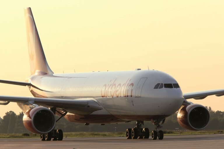 A330-200 da companhia airberlin em manobras na pista