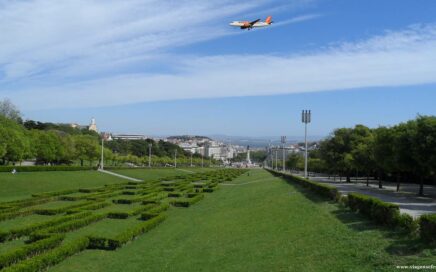 avião da easyJet a poucos minutos de aterrar no aeroporto de Lisboa