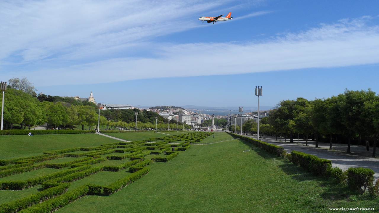 avião da easyJet a poucos minutos de aterrar no aeroporto de Lisboa