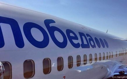 Inscrição da Pobeda num dos seus aviões Boeing 737-800
