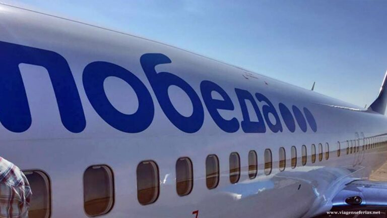Inscrição da Pobeda num dos seus aviões Boeing 737-800