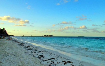 Praia de Cayo Guillermo em Cuba ao entardecer (17h)