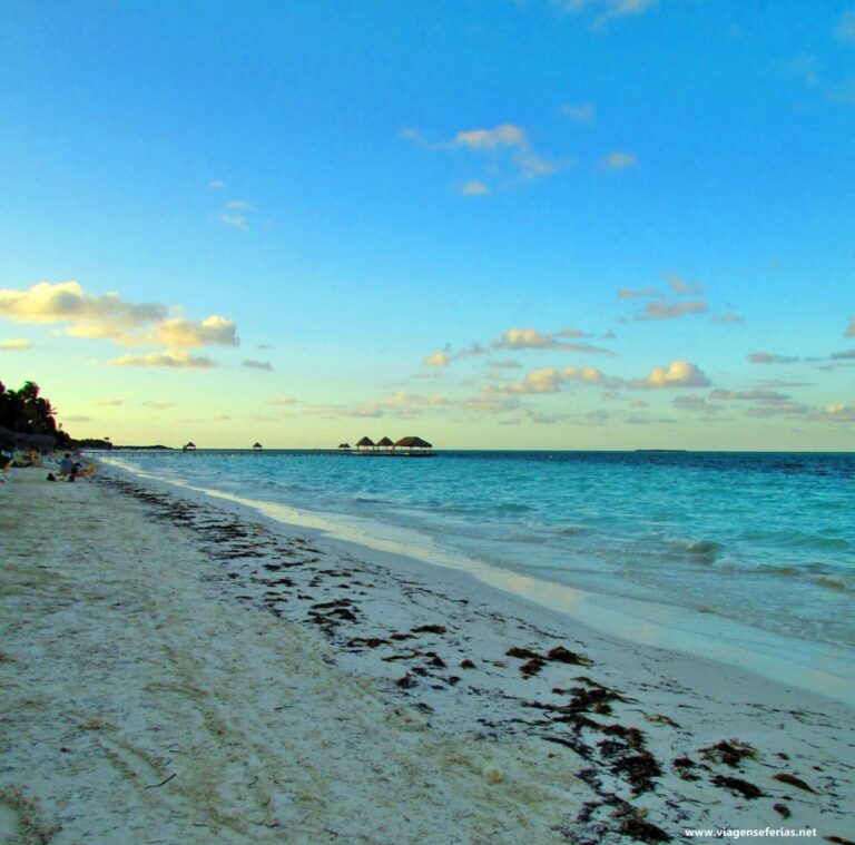 Praia de Cayo Guillermo em Cuba ao entardecer (17h)