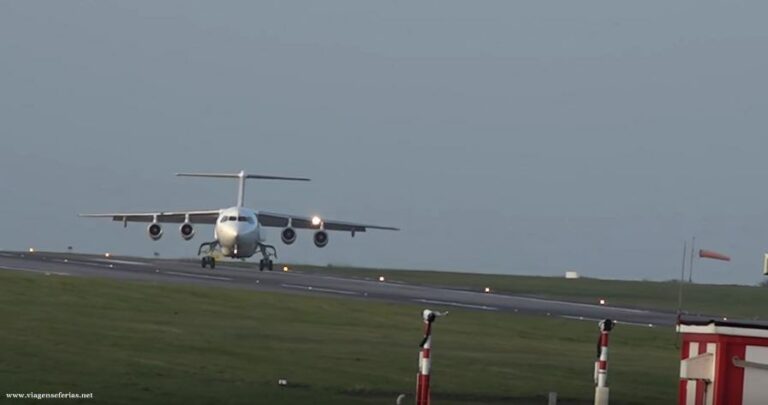 Avião Avro RJ85 da CityJet a Borregar no aeroporto de Cork