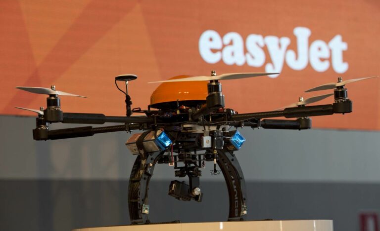 Drone da easyjet que inspecciona os aviões