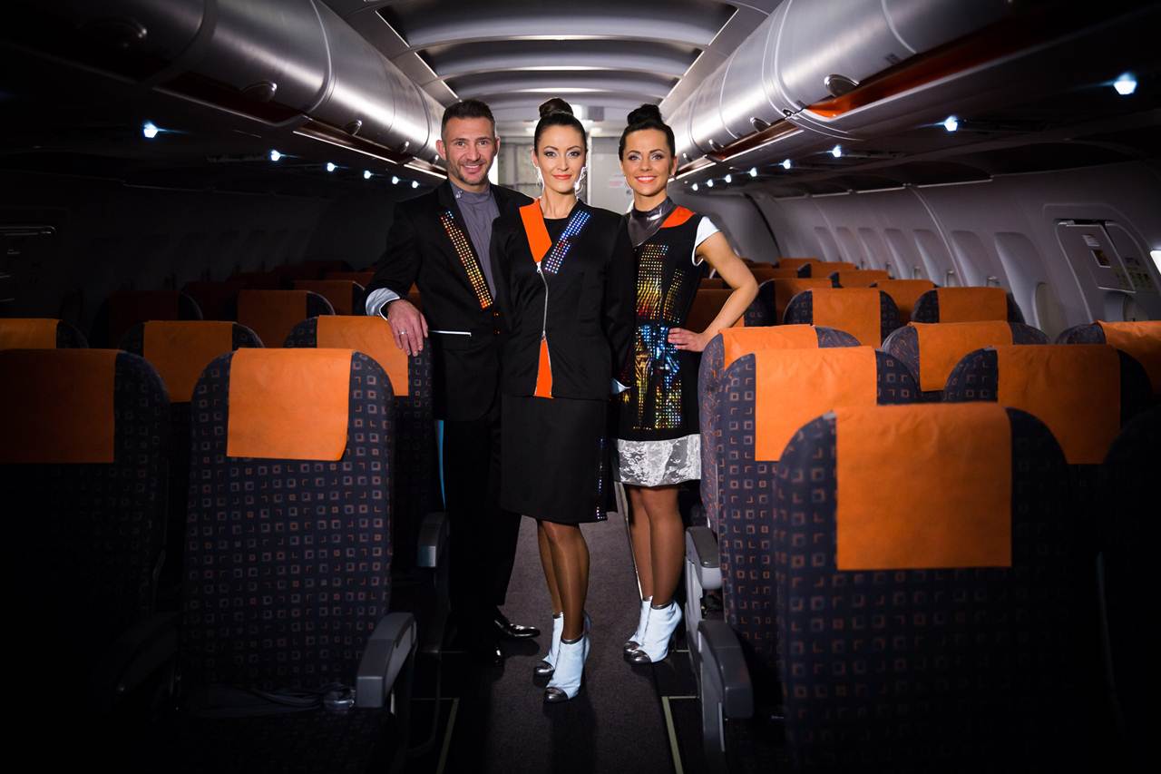 3 tripulantes de cabine com uniformes futuristas da easyJet