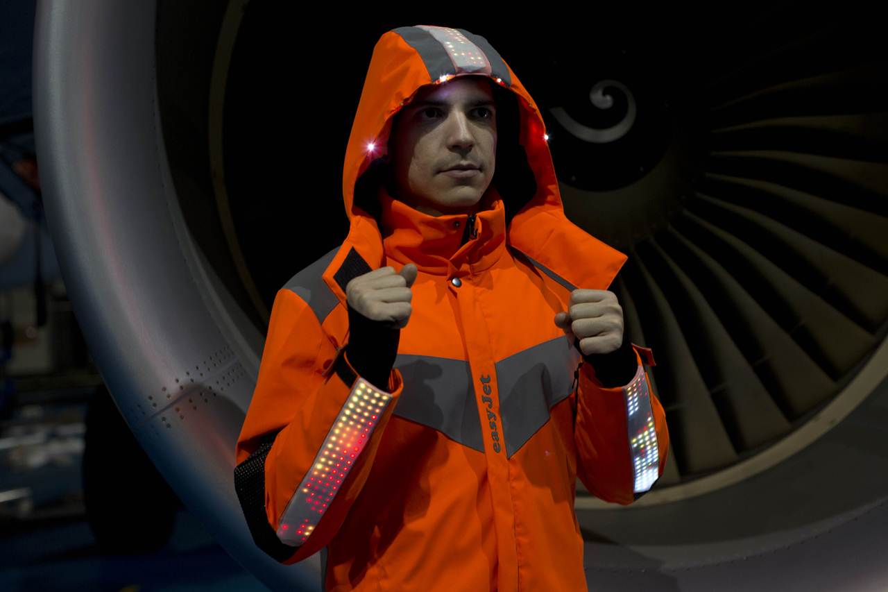 farda futurista de engenheiro da easyJet