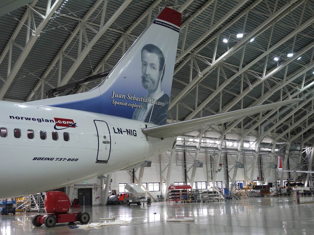 Pintura de El Cano na aeronave da Low Cost Norwegian