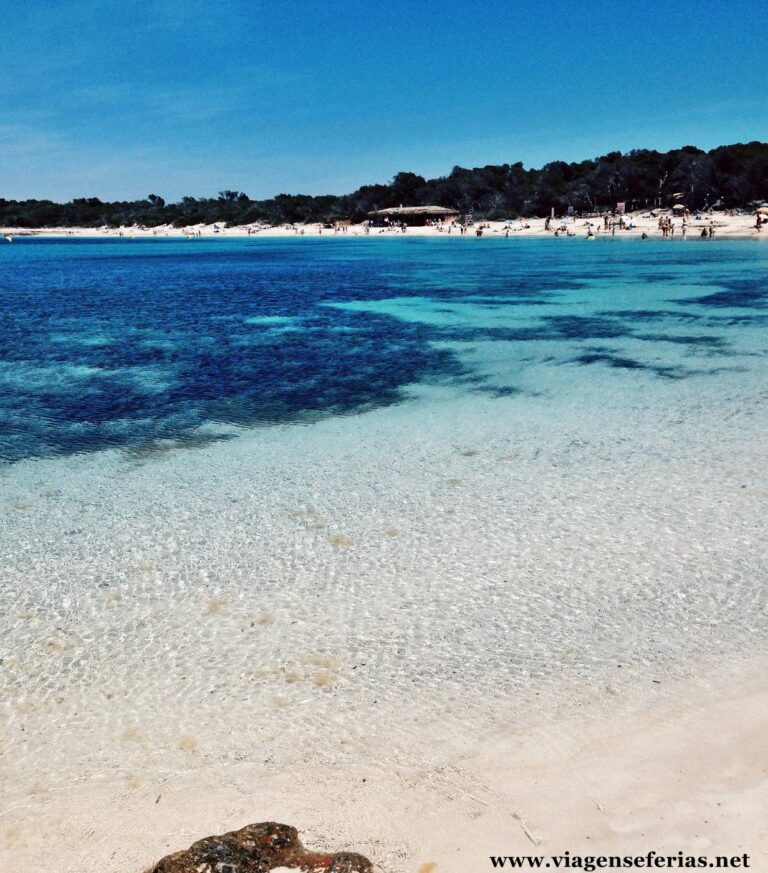 Praia Es Trenc na ilha de Maiorca nas Baleares