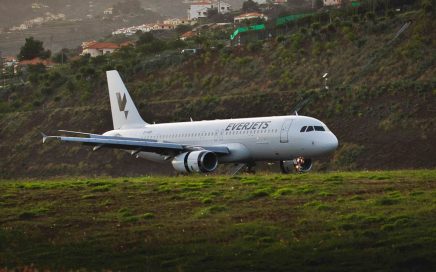 A320 da Everjets aterra no Funchal (Madeira) a 15-11-2015