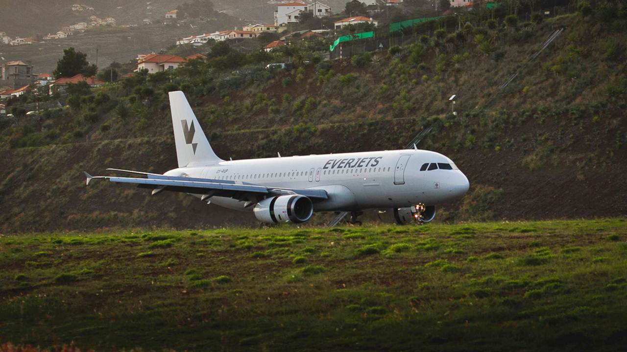A320 da Everjets aterra no Funchal (Madeira) a 15-11-2015