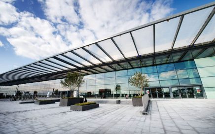 Adro de entrada do Terminal 4 no aeroporto de Heathrow em Londres