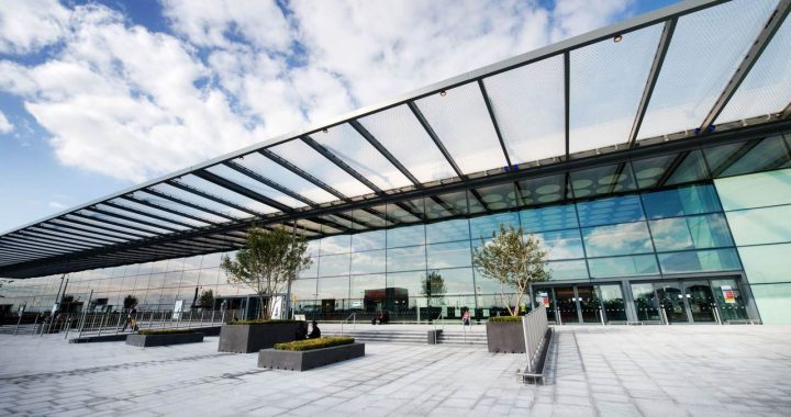 Adro de entrada do Terminal 4 no aeroporto de Heathrow em Londres