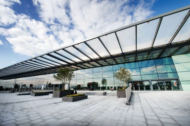 Adro de entrada do Terminal 4 no aeroporto de Heathrow em Londres
