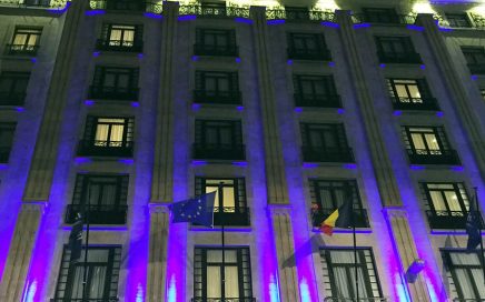 Fachada do Hotel Hilton na Bélgica iluminada à noite