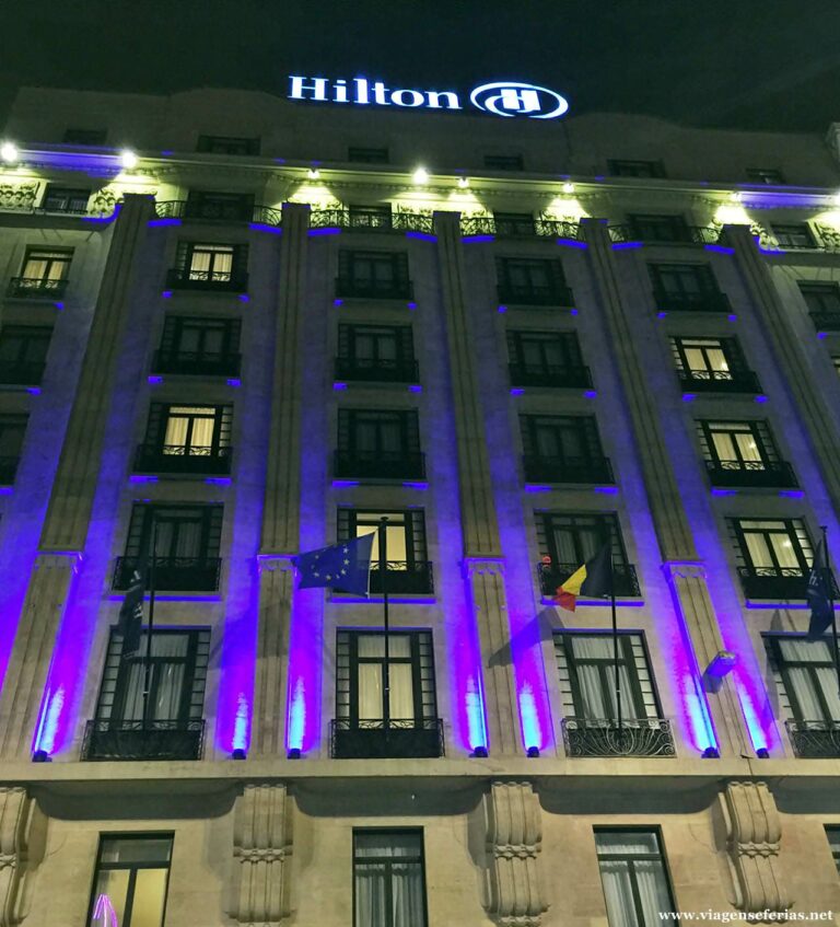 Fachada do Hotel Hilton na Bélgica iluminada à noite