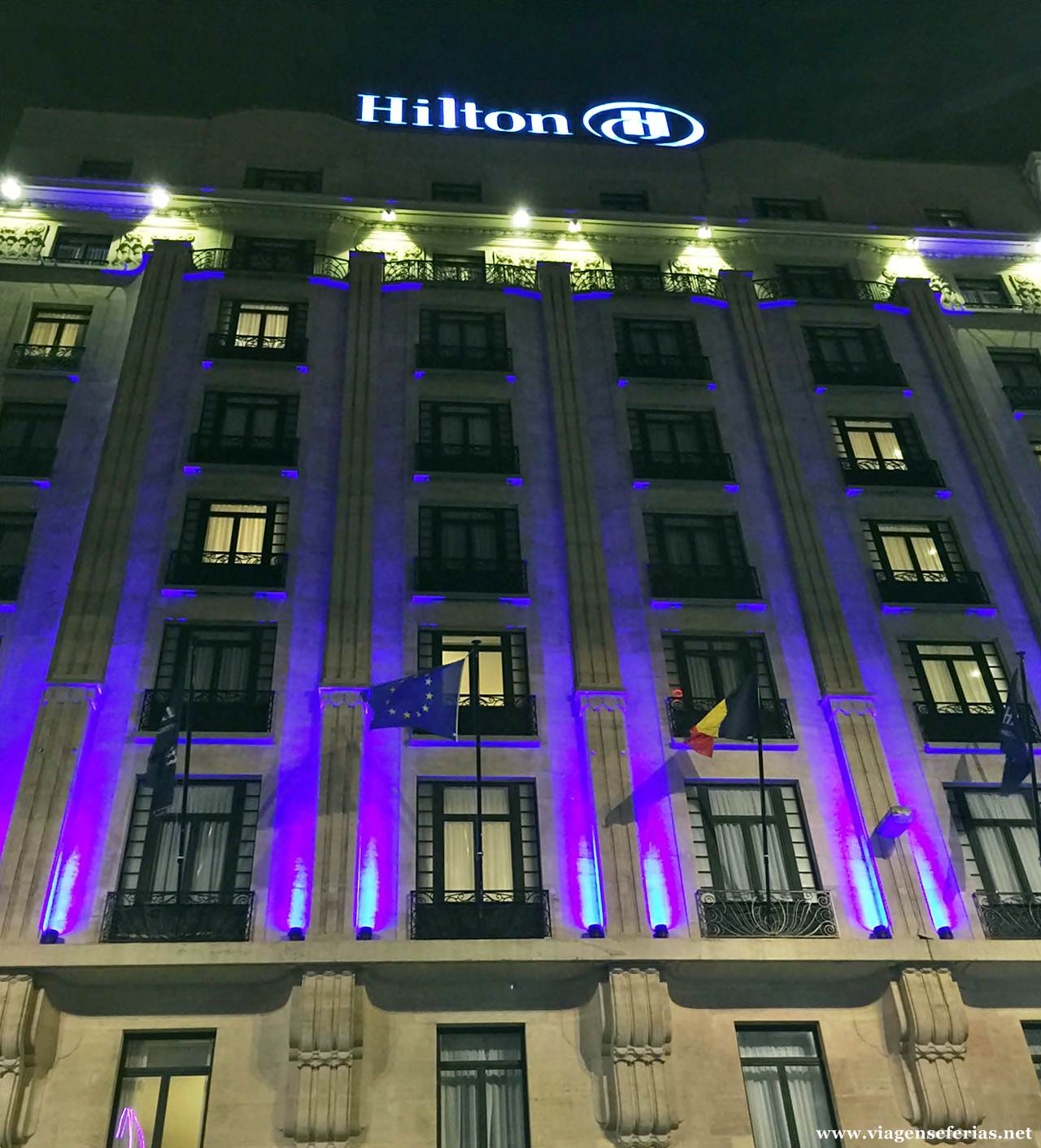 Fachada do Hotel Hilton na Bélgica (Bruxelas) iluminada à noite