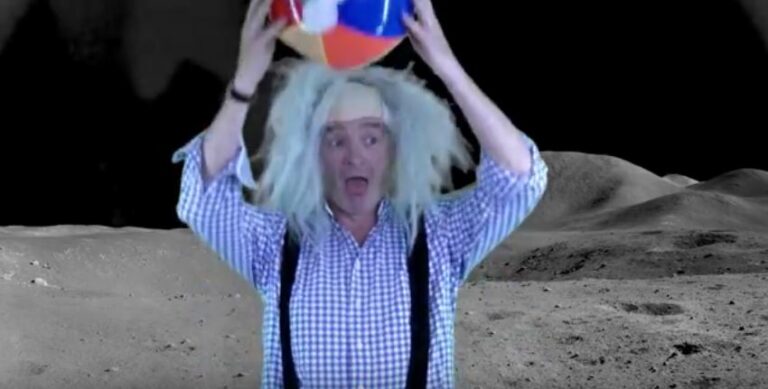 O'Leary chefe da Ryanair fazendo o papel de Homem na Lua