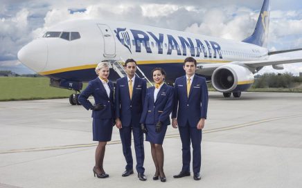 4 tripulantes juntos a um Boeing 737 da Low Cost Ryanair