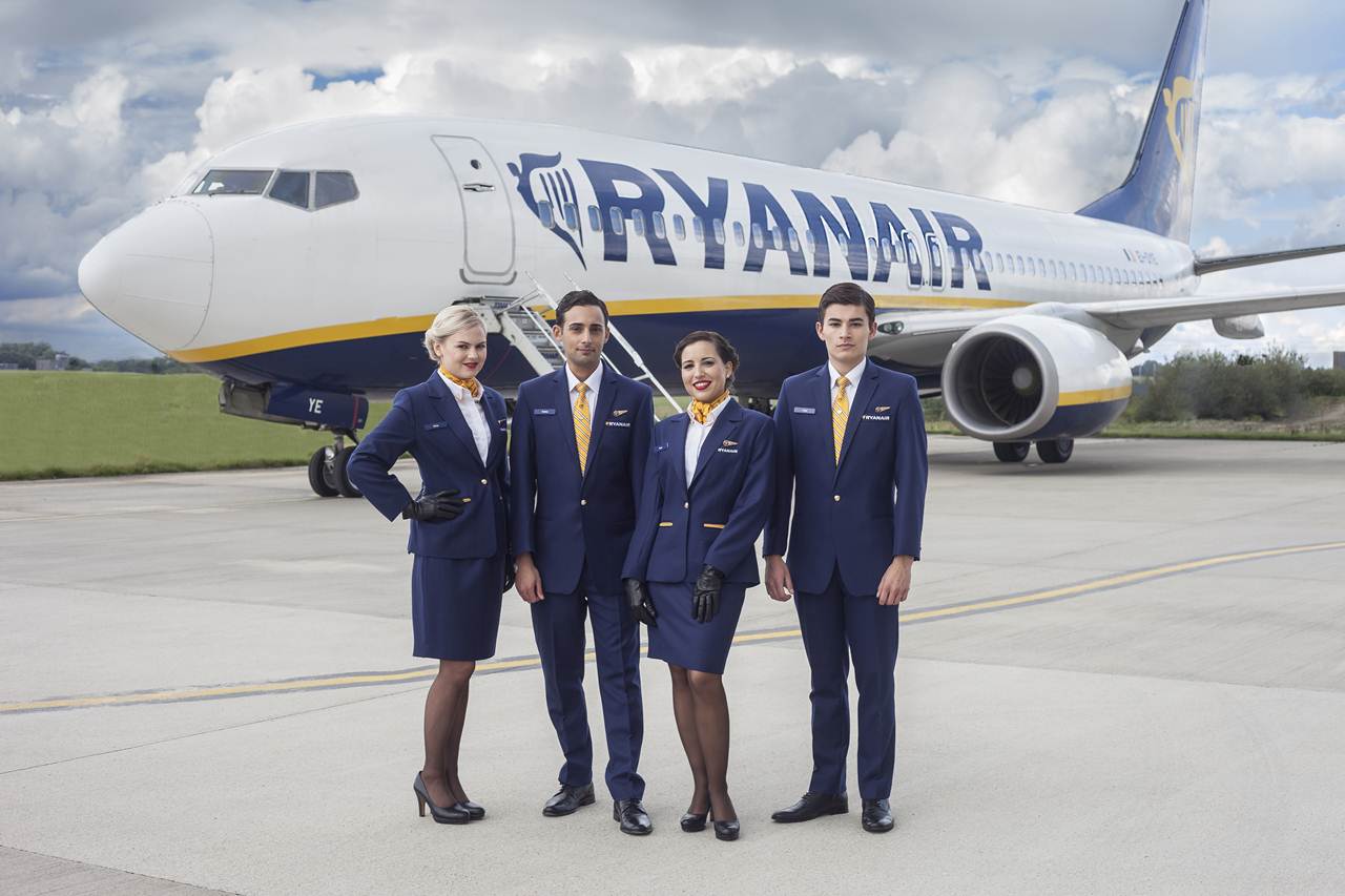 4 tripulantes juntos a um Boeing 737 da Low Cost Ryanair
