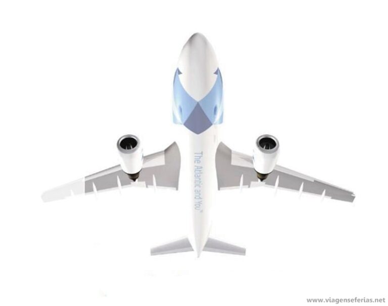 Avião da Sata Internacional (Azores Airlines) visto de baixo