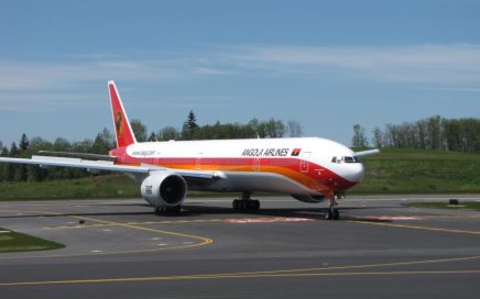 Boeing 777-300ER em pista da TAAG Linhas Aéreas Angolanas