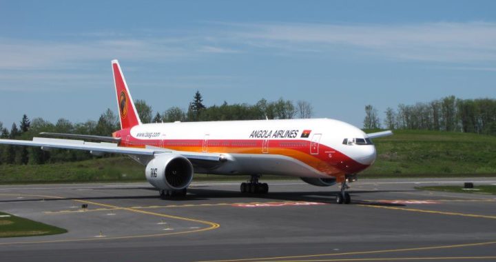 Boeing 777-300ER em pista da TAAG Linhas Aéreas Angolanas