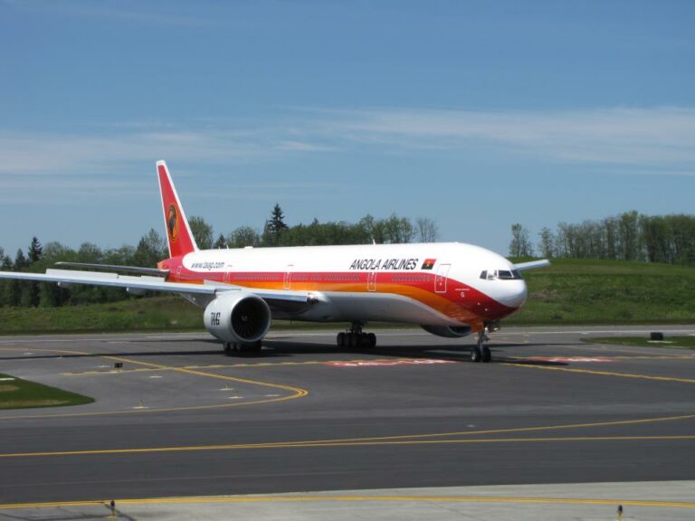 Boeing 777-300ER em pista da TAAG Linhas Aéreas Angolanas