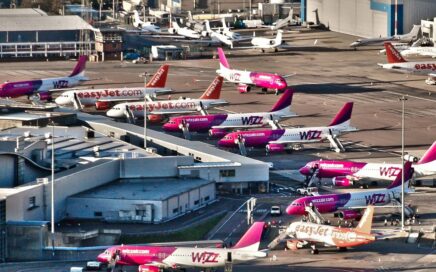 7 aviões da Wizz Air no aeroporto de Luton em Londres