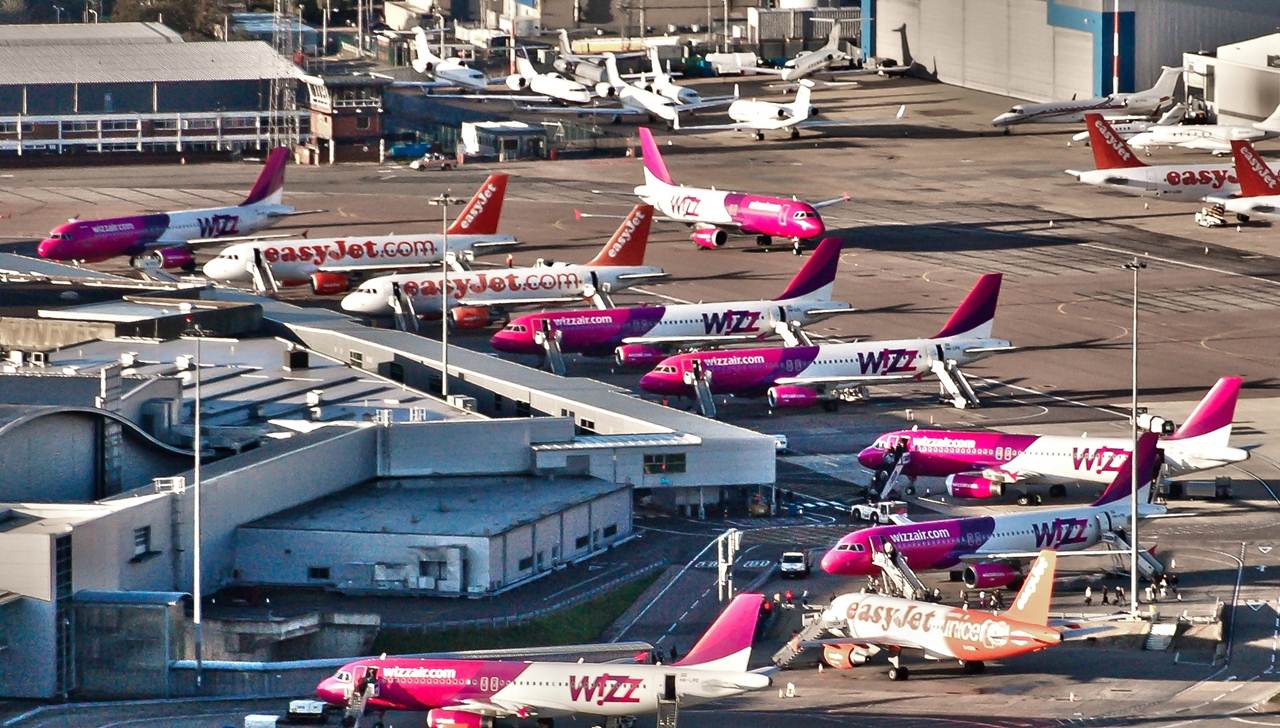 7 aviões da Wizz Air no aeroporto de Luton em Londres
