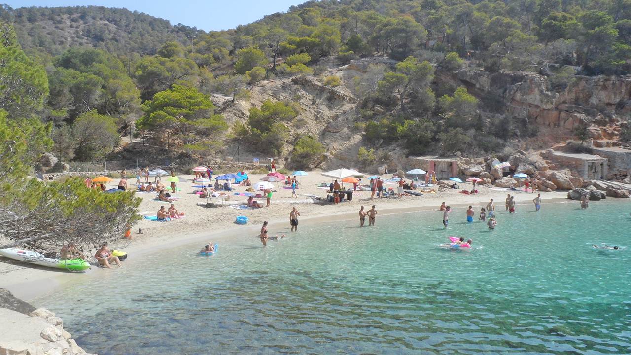 Praia Cala Saladeta em Ibiza durante o mês de Julho