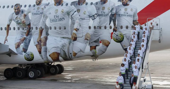 Equipa de futebol do Real Madrid junto ao A380 da Emirates