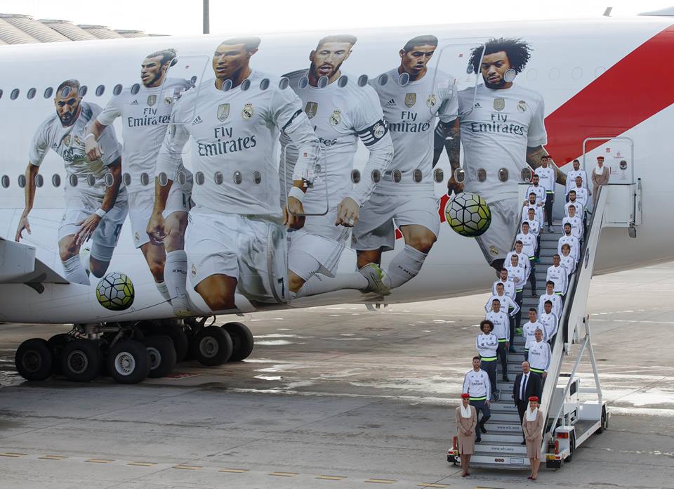 Equipa de futebol do Real Madrid junto ao A380 da Emirates