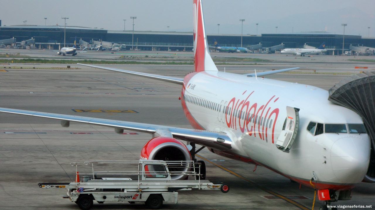 Boeing B738 da air berlin em pista