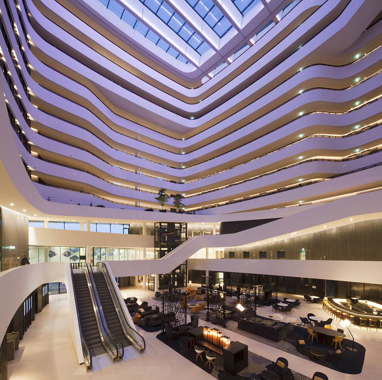 Átrio do Hotel Hilton Aeroporto de Schiphol Amesterdão com 433 quartos