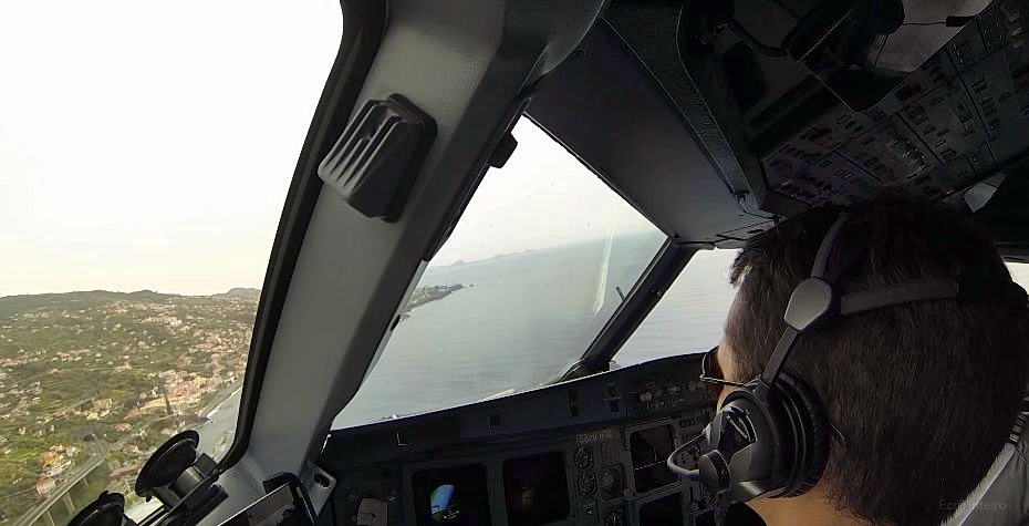 Aproximação de voo da British Airways ao aeroporto do Funchal