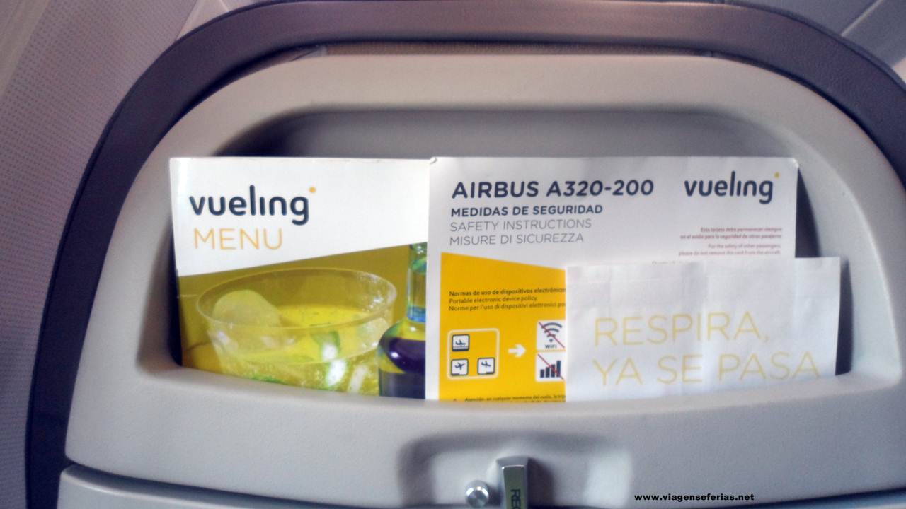 Traseira do Assento com instruções A320-200 Vueling