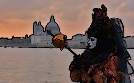 Mascarado durante o Carnaval em Veneza com praça de S. Marcos ao fundo