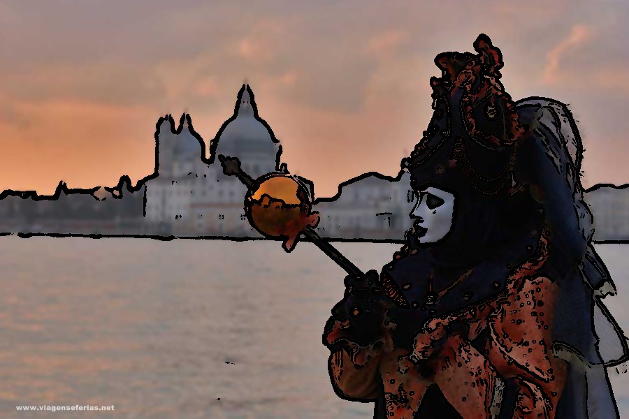 Mascarado durante o Carnaval em Veneza com praça de S. Marcos ao fundo