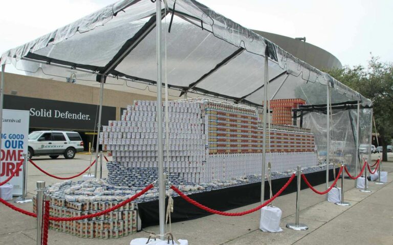 Maior navio do Mundo da Canival feito com 17000 latas