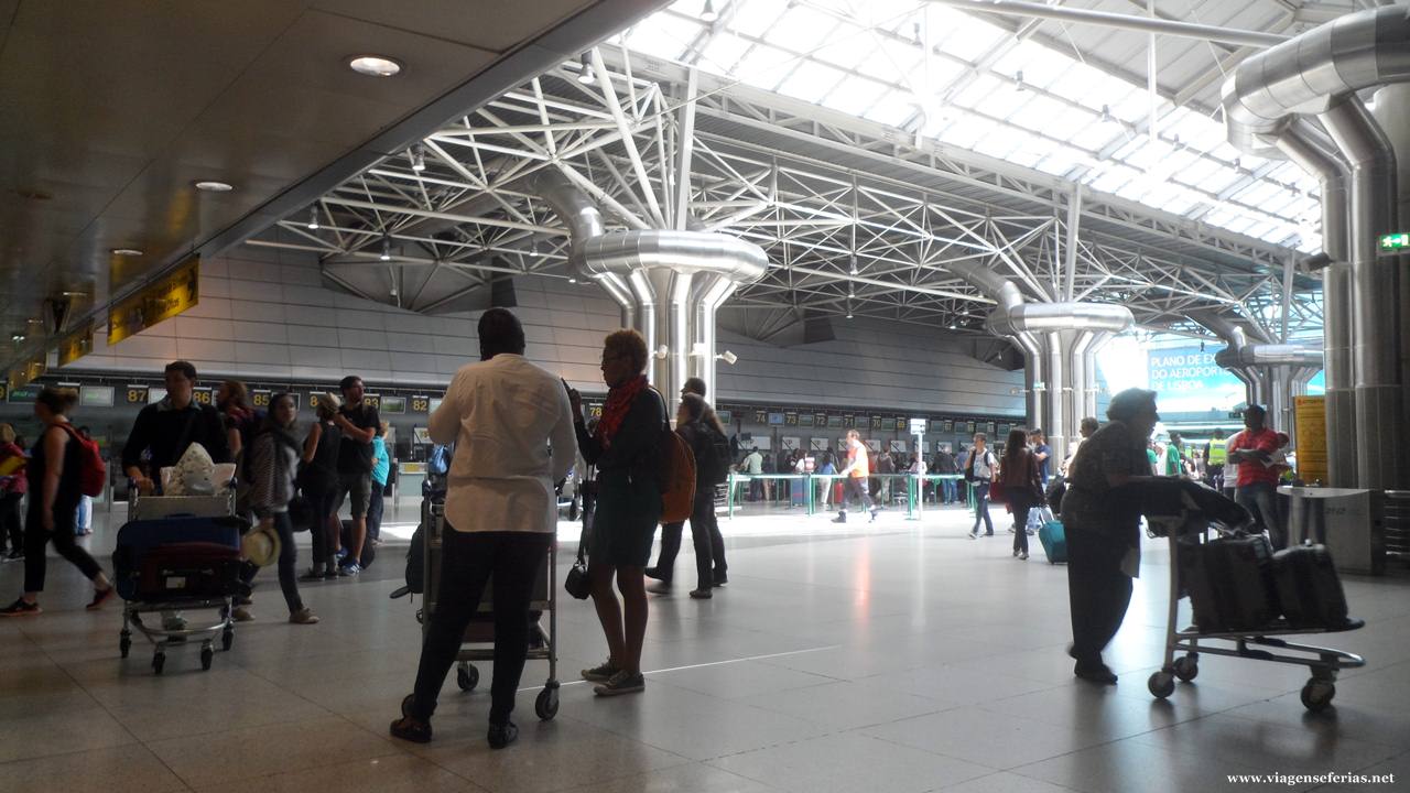 Zona de Check-in de bagagens no aeroporto com pessoas esperando