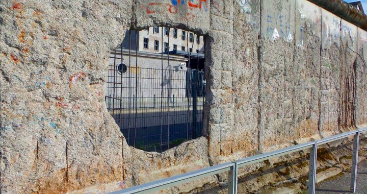 Parte do Muro de Berlim perto do Checkpoint Charlie