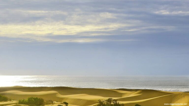 Dunas na praia em Agadir (Marrocos)