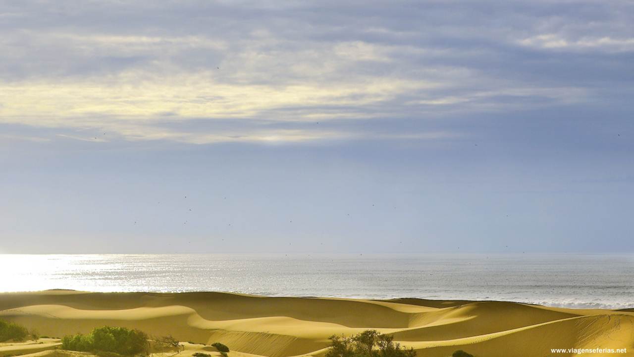Dunas na praia em Agadir (Marrocos)
