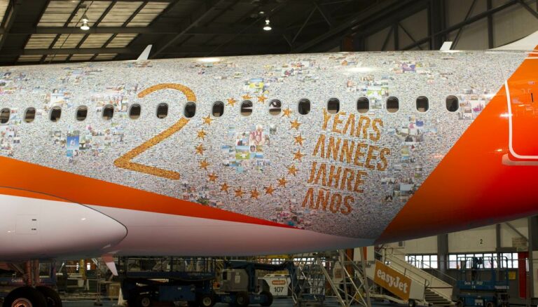 Airbus A320 G-EZOX comemorativo 20 anos easyJet