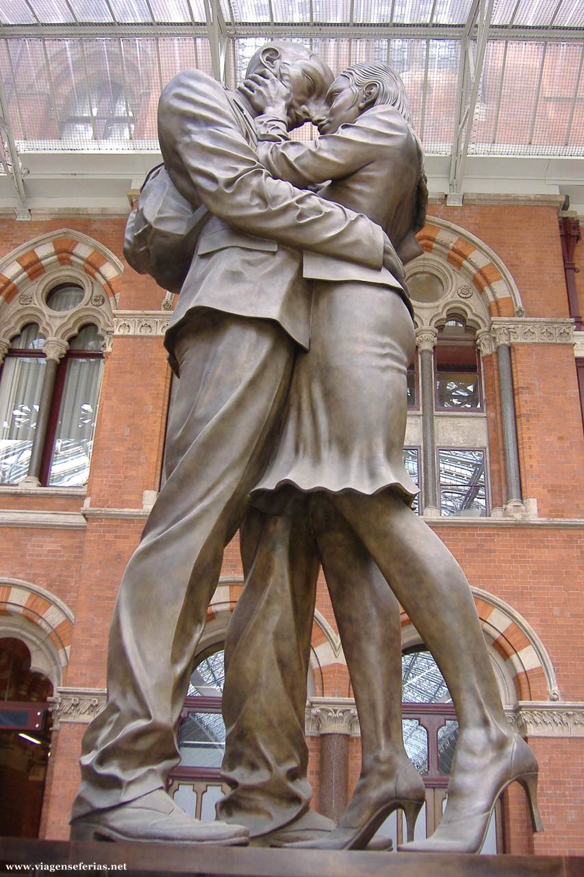 Estátua Ponto de Encontro na Estação St Pancras em Londres no Reino Unido