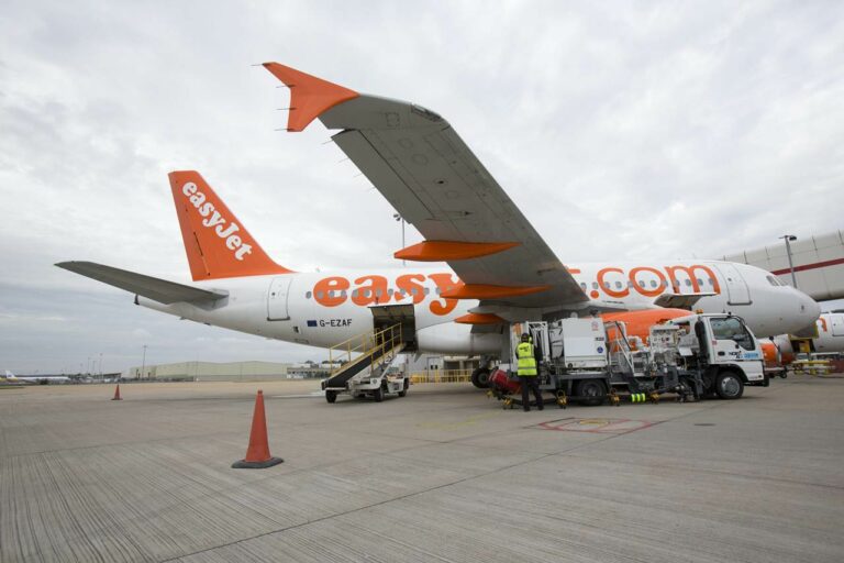 G-EZAF da easyJet em aeroporto no Reino Unido