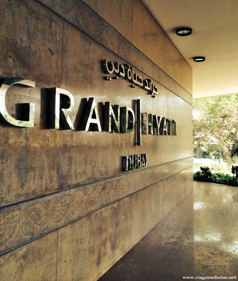 Na entrada do Hotel Grand Hyatt Dubai a 29-10-2015