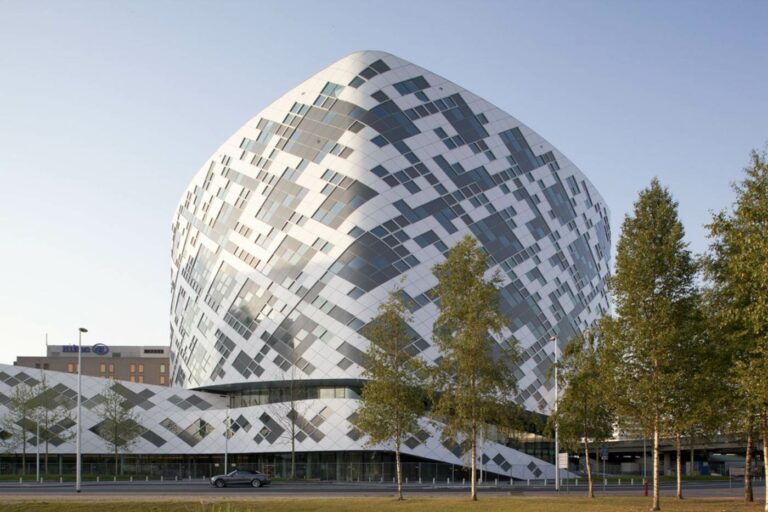 Fachada exterior do Hilton Amesterdão Airport Schiphol que abriu a 17-12-2015